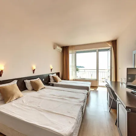 свети никола каваците - плаж и Hotel Sozopol